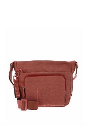 Sac bandoulière rouge rectangulaire texturé avec poche avant zippée, sangle ajustable et étiquette de marque attachée à l'anneau de la sangle.