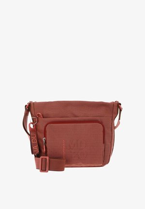 Sac bandoulière rouge rectangulaire texturé avec poche avant zippée, sangle ajustable et étiquette de marque attachée à l'anneau de la sangle.