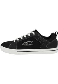 Sneaker nera in tela con lacci bianchi, suola bianca, cuciture in contrasto e dettaglio del logo di lato. Presenta un colletto imbottito.