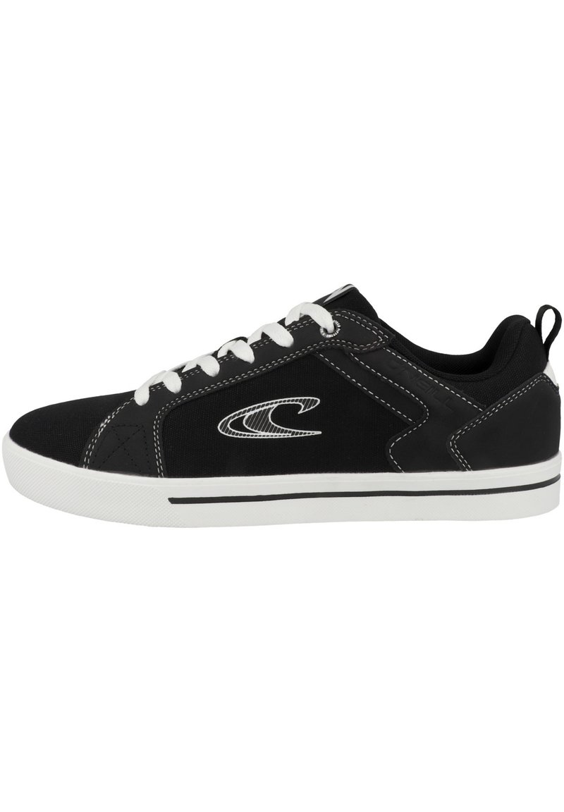 Sneaker nera in tela con lacci bianchi, suola bianca, cuciture in contrasto e dettaglio del logo di lato. Presenta un colletto imbottito.
