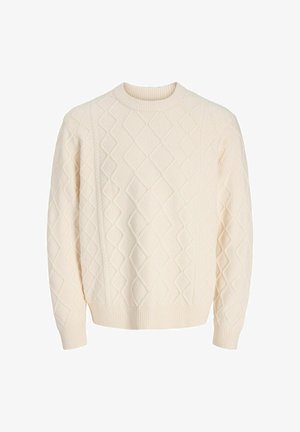 Kremkrāsas adīta džemperis ar teksturētu dimantu rakstu, ribinātu apaļu kakla izgriezumu un apakšmalu, kā arī garām piedurknēm ar ribinātiem aprocēm.