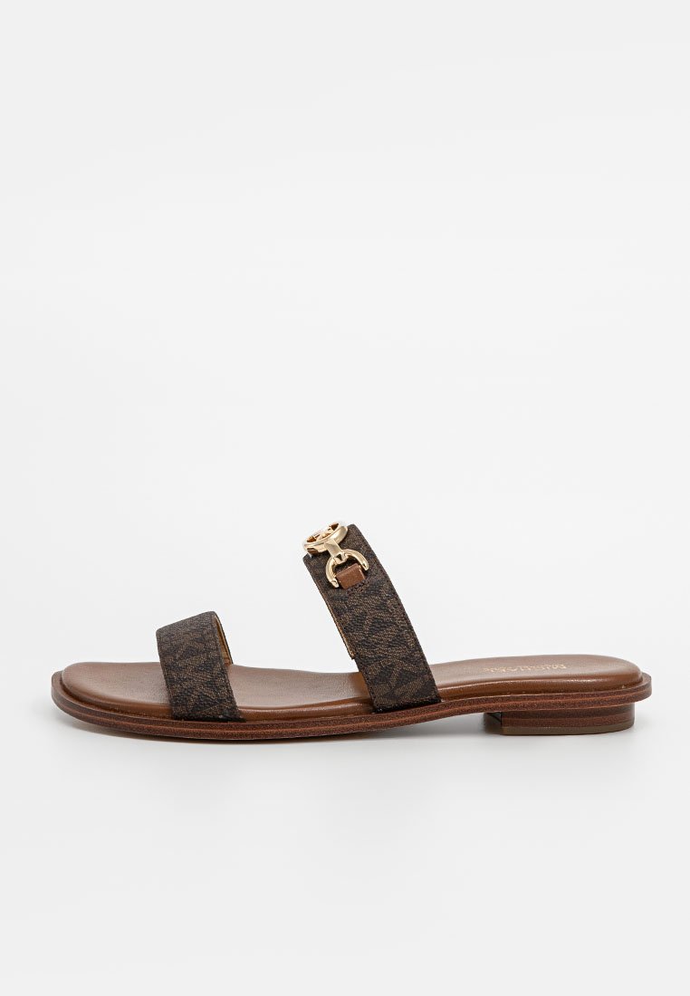 Bruine sandalen met een patroon, met twee brede banden en een gouden gespaccent. Vlakke zool met een natuurlijke houtachtige afwerking. Glad textuur.