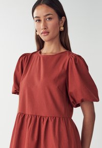 WILLA TIAA MIDI DRESS - Päevakleit - rust