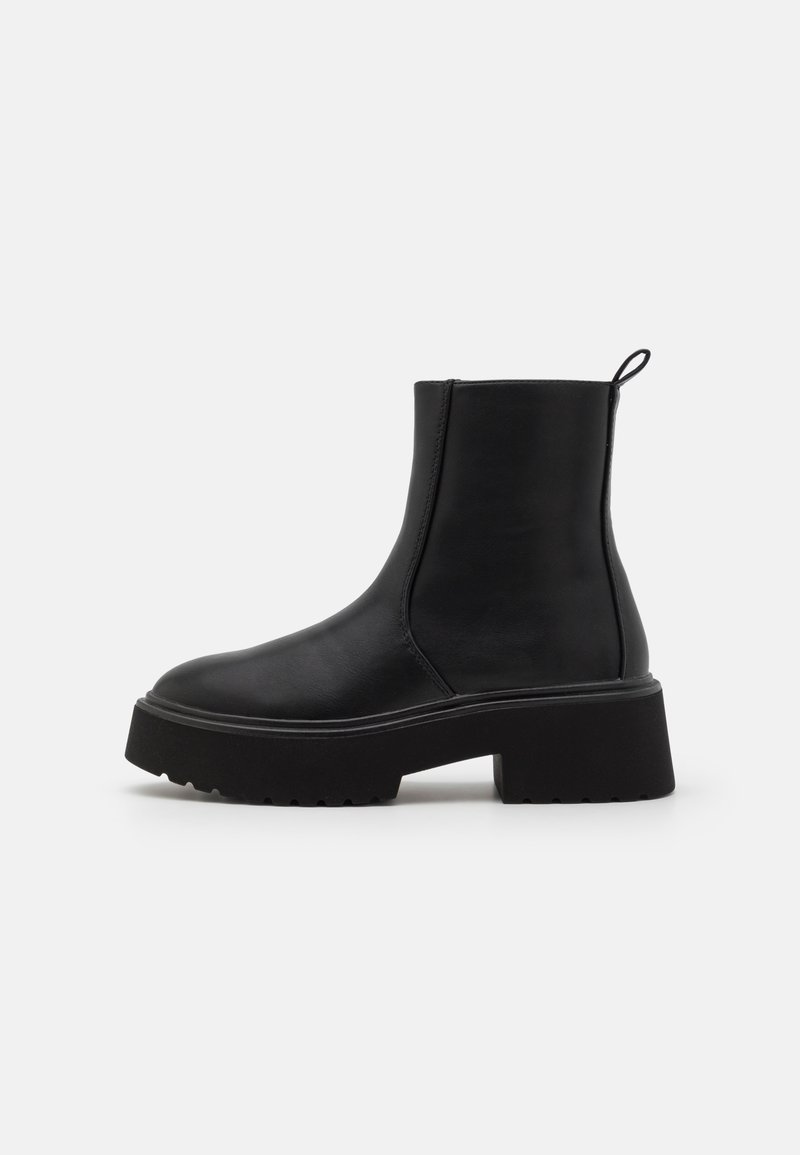 Botine negre din piele, cu un toc chunky și o talpă platformă, având un fermoar pe lateral și o bandă de tragere la spate.