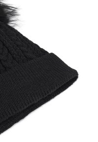 Beanie nera lavorata a maglia con un pattern a treccia testurizzato e un ampio risvolto a coste. Presenta un morbido pom-pom in pelliccia sintetica sulla parte superiore.