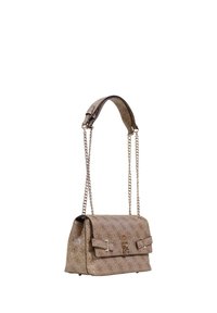 Bolso beige con estampado y correa de cadena, con cierre de solapa y dos hebillas decorativas. Exterior texturizado con detalles brillantes.