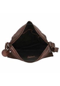 Bolso de cuero marrón con un interior profundo, cierre de cremallera, textura suave y una correa de hombro ajustable. Incluye una etiqueta de cuero redonda.