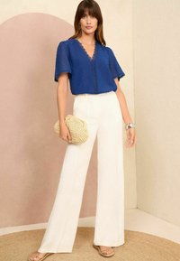 Love & Roses DOBBY FLUTTER SLEEVE REGULAR FIT - Blúzka - blue