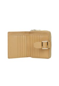 Portafoglio in pelle marrone chiaro aperto, che mostra diversi scomparti per carte, una fibbia dorata e un compartimento per monete con zip lungo un lato.