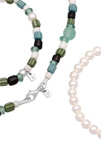 Perlekæde med grønne, sorte, hvide og blå cylindriske og runde perler, sølvlås og en separat streng af hvide perler.