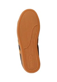 Semelle de chaussure avec un motif en caoutchouc léger marron texturé. Présente un profil de crampons en zigzag pour l'adhérence et un détail de logo circulaire. Forme incurvée sur les bords.