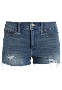 Shorts de mezclilla con un lavado azul medio, acentos desgastados con bordes deshilachados y diseño clásico de cinco bolsillos.
