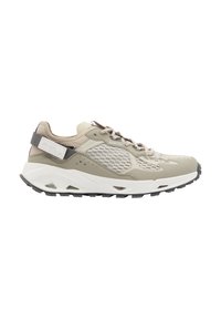 Scarpe da ginnastica beige con tomaia in rete, dettagli grigi, chiusura con lacci e una spessa intersuola bianca; battistrada texturizzato sulla suola nera per la presa.