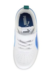 Zapatilla blanca con detalles azules, parte superior texturizada, puntera perforada y cordones blancos. Cuenta con una lengüeta verde en el talón y el logotipo de Puma en la lengüeta.