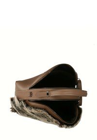Borsa a tote in pelle marrone con una morbida texture simile alla pelliccia lungo la parte inferiore, doppie cerniere e un ampio interno scuro.
