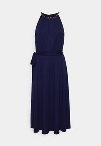 Mörkblå ärmlös klänning med halterneck, guldchaindetalj, plisserad kjol och midjebälte.