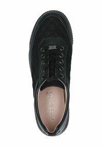 Sneakers negre matlasate cu vârf rotund, șireturi în față, țesătură texturată și interior neted, având un logo argintiu.