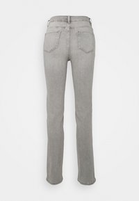 Szare dżinsy o prostym kroju, wykonane z denimu, z dwoma tylnymi kieszeniami oraz standardowym pasem z szlufkami na pasek. Czysty, minimalistyczny design.