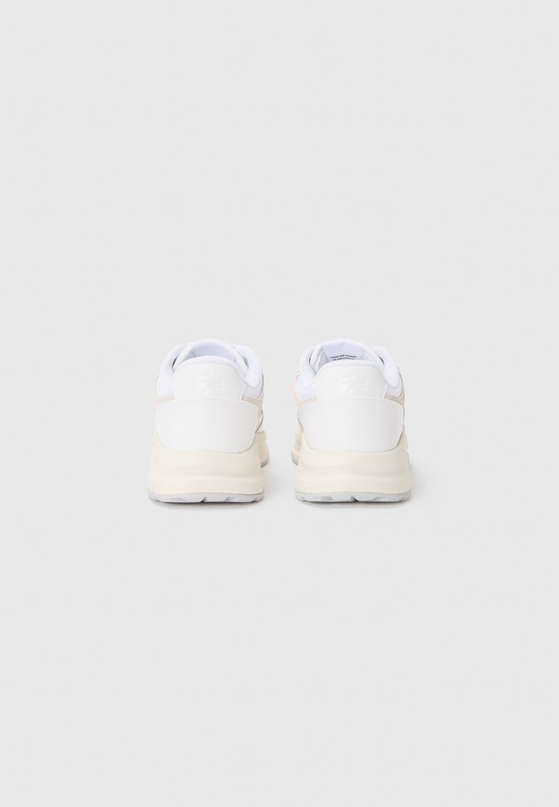 Sneakers bianchi con una tomaia in pelle liscia, dettagli texturizzati in colori pallidi e una suola ammortizzata con una suola in gomma trasparente.