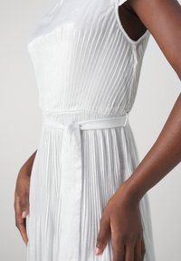 DKNY PLEATED DRESS - Koktailové šaty/večierkové šaty - vapor blue