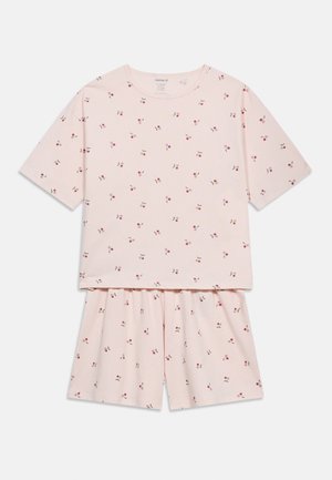 Világos rózsaszín rövid ujjú felső és rövidnadrág szett, melyen kis piros cseresznye minták egyenletesen szóródnak a szöveten.