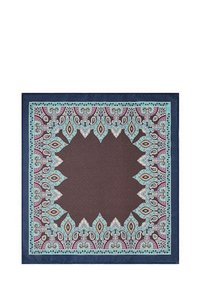 Wzorzysty szal z ciemnobrązowym centrum i misternym wzorem paisley w odcieniach niebieskiego, fioletowego i kremowego na granatowej obrzeży. Materiał jedwabny.