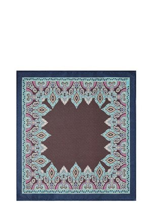 Wzorzysty szal z ciemnobrązowym centrum i misternym wzorem paisley w odcieniach niebieskiego, fioletowego i kremowego na granatowej obrzeży. Materiał jedwabny.