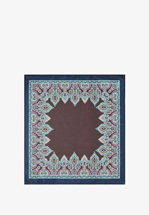 Wzorzysty szal z ciemnobrązowym centrum i misternym wzorem paisley w odcieniach niebieskiego, fioletowego i kremowego na granatowej obrzeży. Materiał jedwabny.