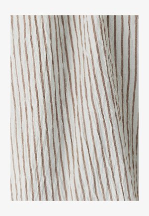 Tissu blanc avec des rayures verticales brunes, présentant une texture froissée. Les rayures sont uniformément espacées et varient en largeur.