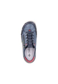 Baskets en cuir bleu foncé avec une surface texturée, fermeture à lacets à l'avant et zip sur le côté. Présente des accents rouges et une semelle intérieure blanche.