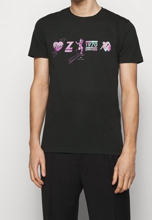 Schwarzes Baumwoll-T-Shirt mit farbenfrohem Grafikdesign, inklusive Text und Illustrationen, mit verschiedenen spielerischen Akzenten und Mustern.