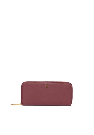 Portafoglio in pelle strutturata bordeaux con chiusura zip, piccolo logo dorato e tirazip dorato su sfondo bianco.