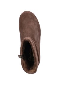 Bota de ante marrón con punta redondeada y cremallera lateral. Forro interior suave visible, que muestra una textura lisa y un diseño sencillo.