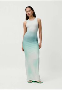 Bezruké maxi šaty v přechodu z světle zelené do bílé barvy. Měkká, hladká látka s přiléhavým střihem. Má kulatý výstřih.
