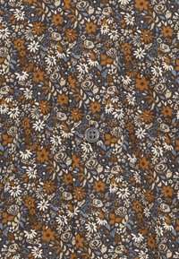 Koszula z tkaniny w kwiatowy wzór, z mieszanką brązowych, niebieskich i białych kwiatów na ciemnym tle, z szarym detalem na guziki.