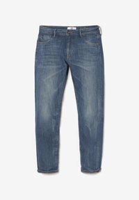 Jeans de mezclilla azul claro con corte recto, que cuentan con cinco bolsillos, cierre de botón y áreas sutilmente desgastadas para dar textura.
