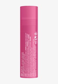 Contenitore cilindrico rosa con superficie liscia, etichettato come blush liquido. Presenta simboli di sicurezza, ingredienti dettagliati e istruzioni per l'uso.