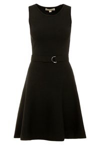 Robe noire sans manches avec un corsage ajusté et une jupes évasée, dotée d'une ceinture en tissu avec une boucle circulaire en argent. Texture lisse.