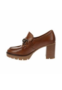 Mocasín de cuero marrón con tacón grueso, suela texturizada y detalle ornamental de cadena metálica en la parte superior.