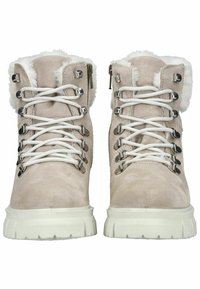 Bottines en suede beige avec doublure en fausse fourrure blanche, quincaillerie en argent et lacets blancs. Semelle en caoutchouc blanc épais avec texture antidérapante.