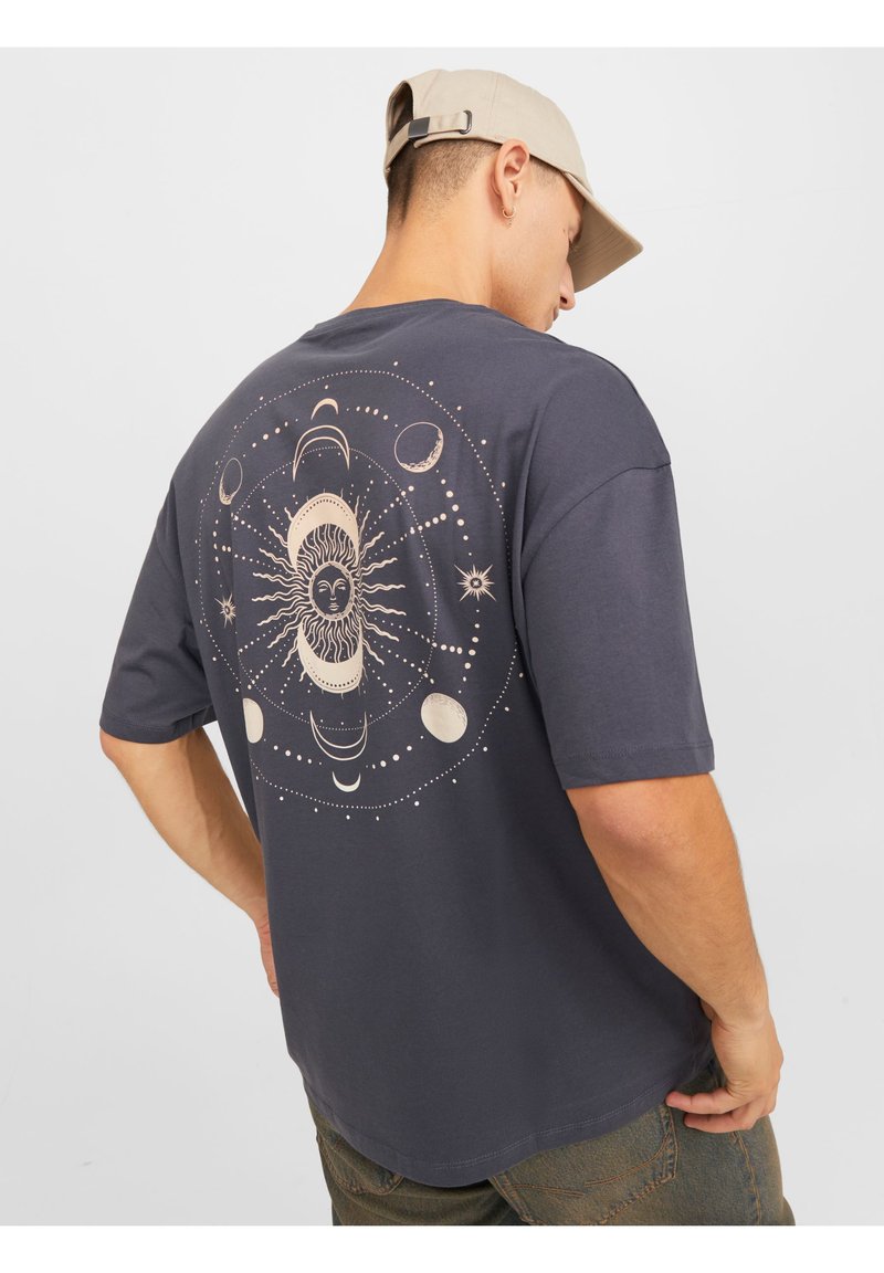 Dunkelgraues Kurzarm-T-Shirt mit einem detaillierten himmlischen Grafikdesign in Beige auf dem Rücken, das Sonnen, Monde und Sterne umfasst. Aus Baumwollmaterial.