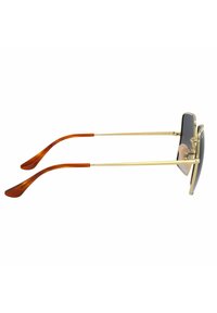 Occhiali da sole in metallo dorato con lenti grigie, bracci in acetato marrone e una finitura testurizzata. La montatura presenta un elegante design rettangolare.
