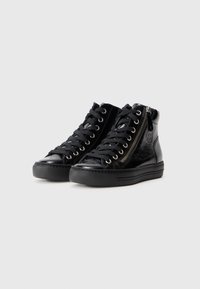 Fekete magasszárú sneakers sima bőrből, oldalsó cipzárral, fűzős elülső résszel és texturált mintázattal az oldalán.