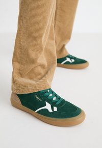 TRAVIS FREE M - Tenisky - ivy green