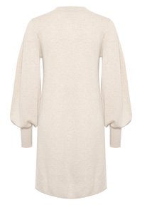 Robe pull beige avec manches ballon, col rond et texture lisse. Le design présente une silhouette décontractée et des poignets de manche allongés.