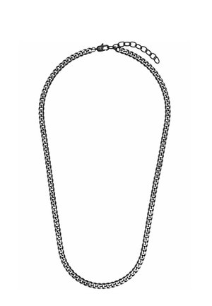 Halskette mit silberfarbener Curb-Kette, Karabinerverschluss und verstellbarem Verlängerungskettchen auf weißem Hintergrund.