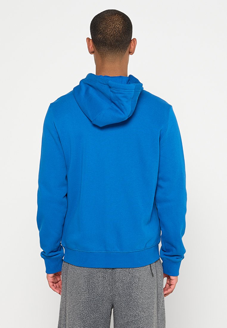 Sweatshirt à capuche bleu avec une texture lisse, des poignets et un ourlet côtelés. Le dos présente une couture centrale et une coupe décontractée.