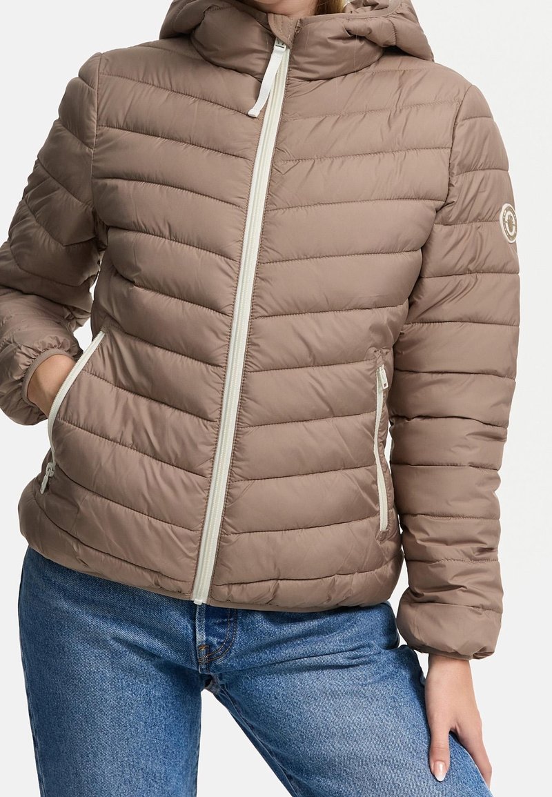 Lysebrunt puffer-jakke med hætte, quiltet design, hvid lynlås og sidelommer. Tekstureret stof med en glat overflade.