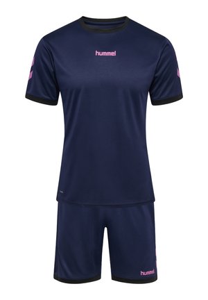 Marineblåt sportstøj med korte ærmer og shorts, lyserøde "hummel" logoer på brystet, venstre shortsben og ærmer, sort kant på ærmer og shorts.