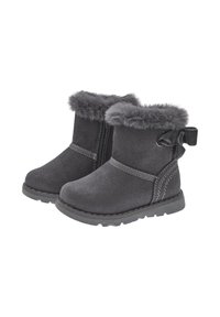 Stivaletti alla caviglia in suede grigio con colletto in pelliccia sintetica, zip laterale, cinturino decorativo e suola in gomma con battistrada testurizzato per una buona aderenza.